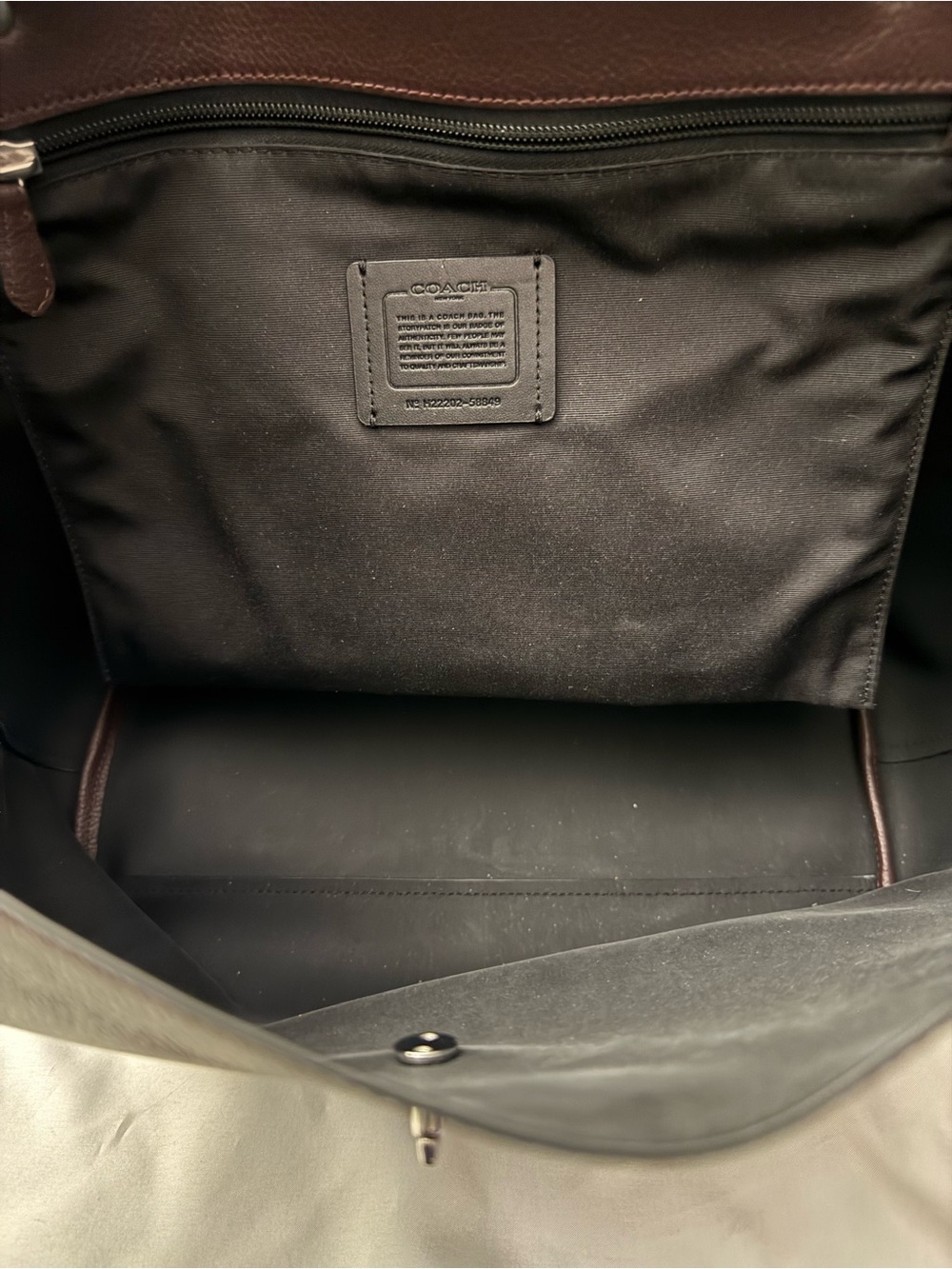 COACH Polished Pebble Leather Market Tote in Oxblood with Turnlock Strap - Picture 4 of 6